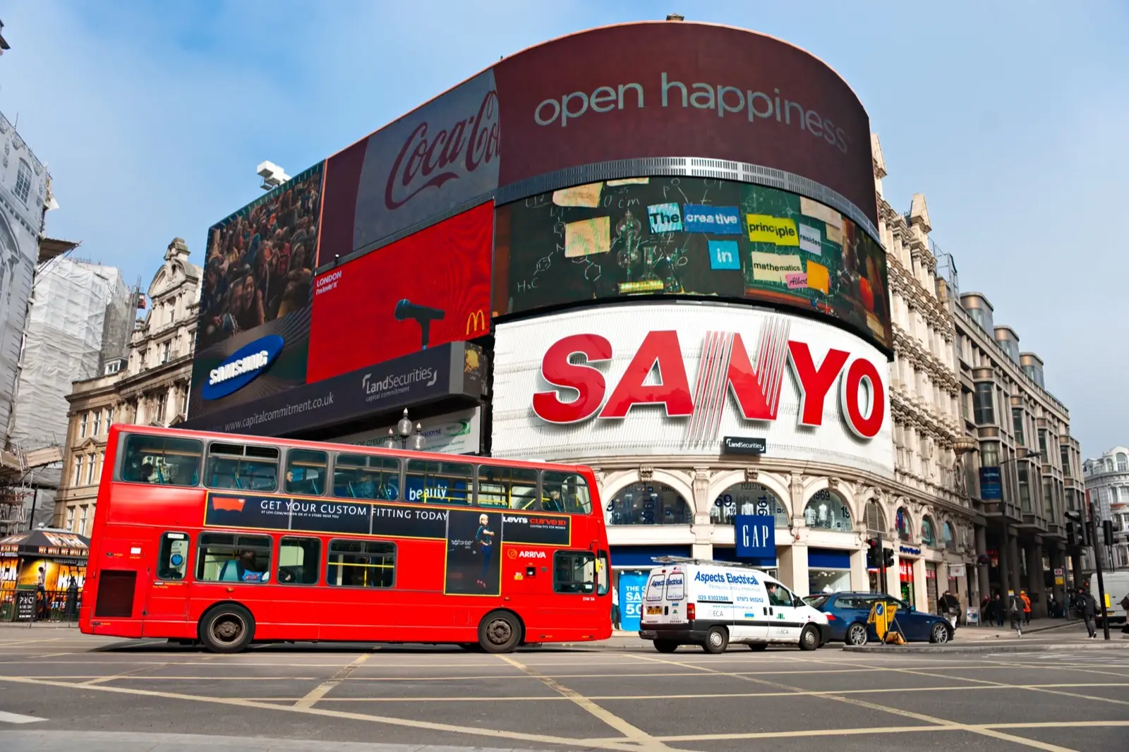 Landmark large-format digital screens at Piccadilly Circus